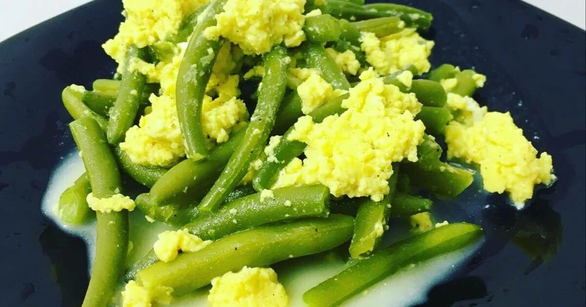 Приготовление стручковой фасоли с яйцом. Зелёная фасоль стручковая с яйцом. Стручковая фасоль с яйцом на сковороде. Фасоль зеленая жареная с яйцом. Спаржевая фасоль с яйцом.