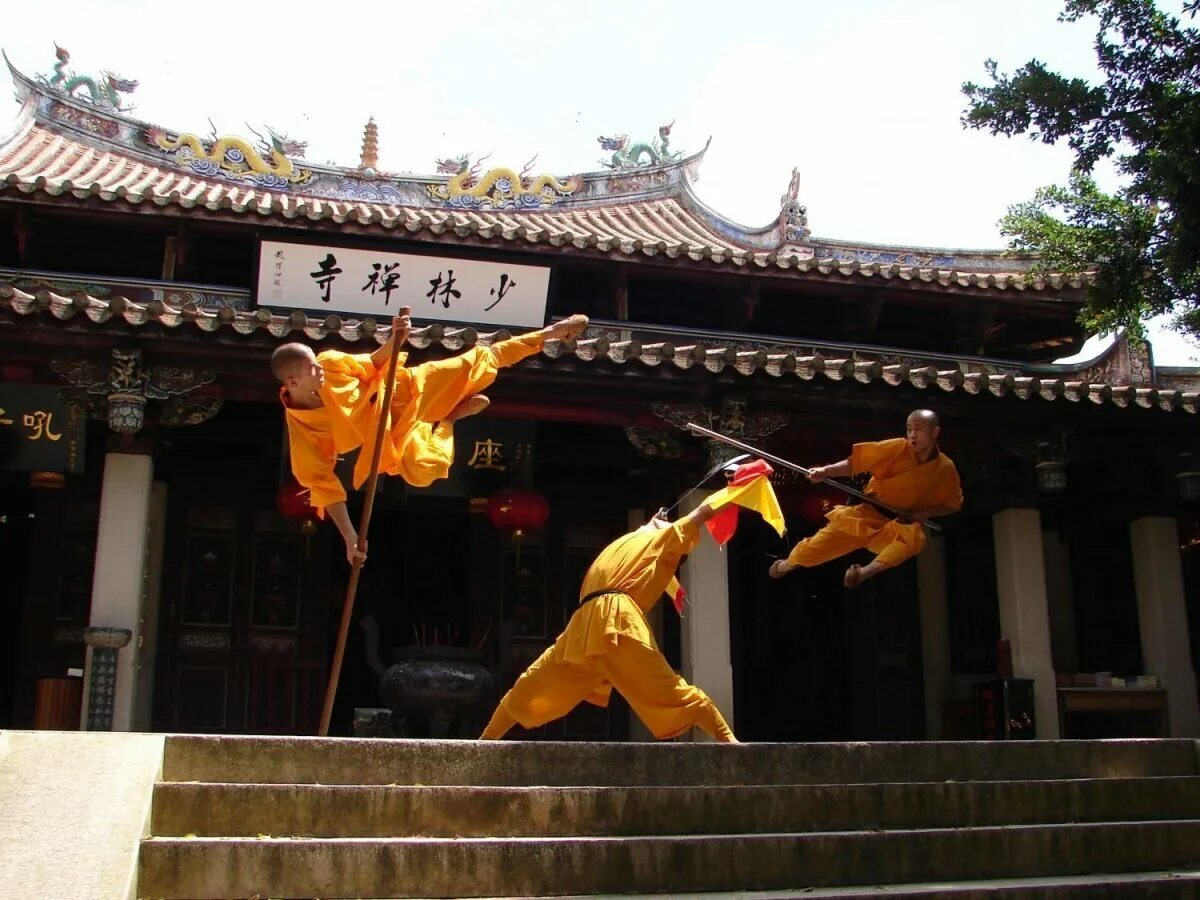 Shaolin temple. Китайский монастырь Шаолинь. Буддийский монастырь Шаолинь. Шаолиньский монастырь кунг фу. Монастырь Шаолинь Чжэнчжоу.