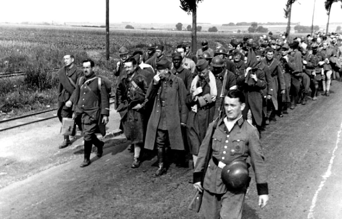 Война против франции 1940. Капитуляция франции 1940. Солдаты армии италии вторая мировая война. Французский солдат 1940. Военнопленные 1941 бундесархив.