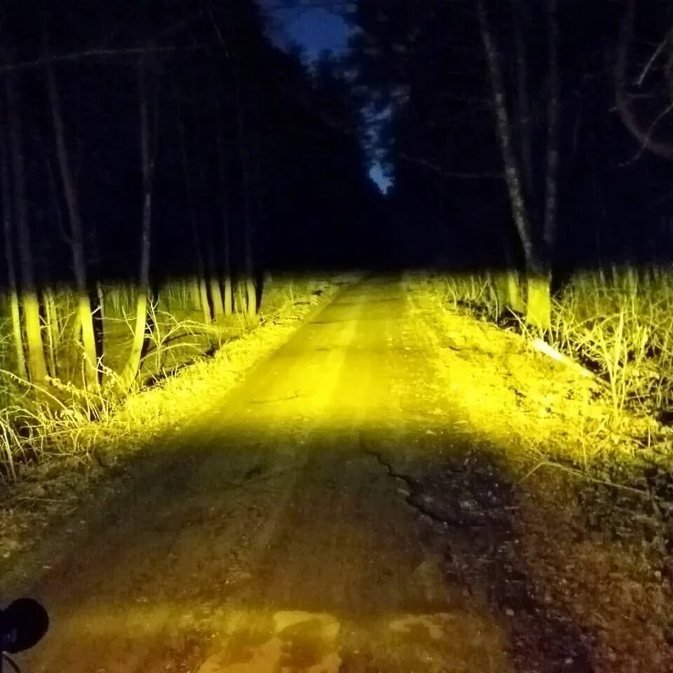 Как светят противотуманные фары. Свет от ПТФ. Свет фар желтый на дороге. Желтые противотуманки свет. Противотуманки в тумане.