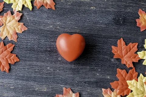 Коричневые обои сердечко