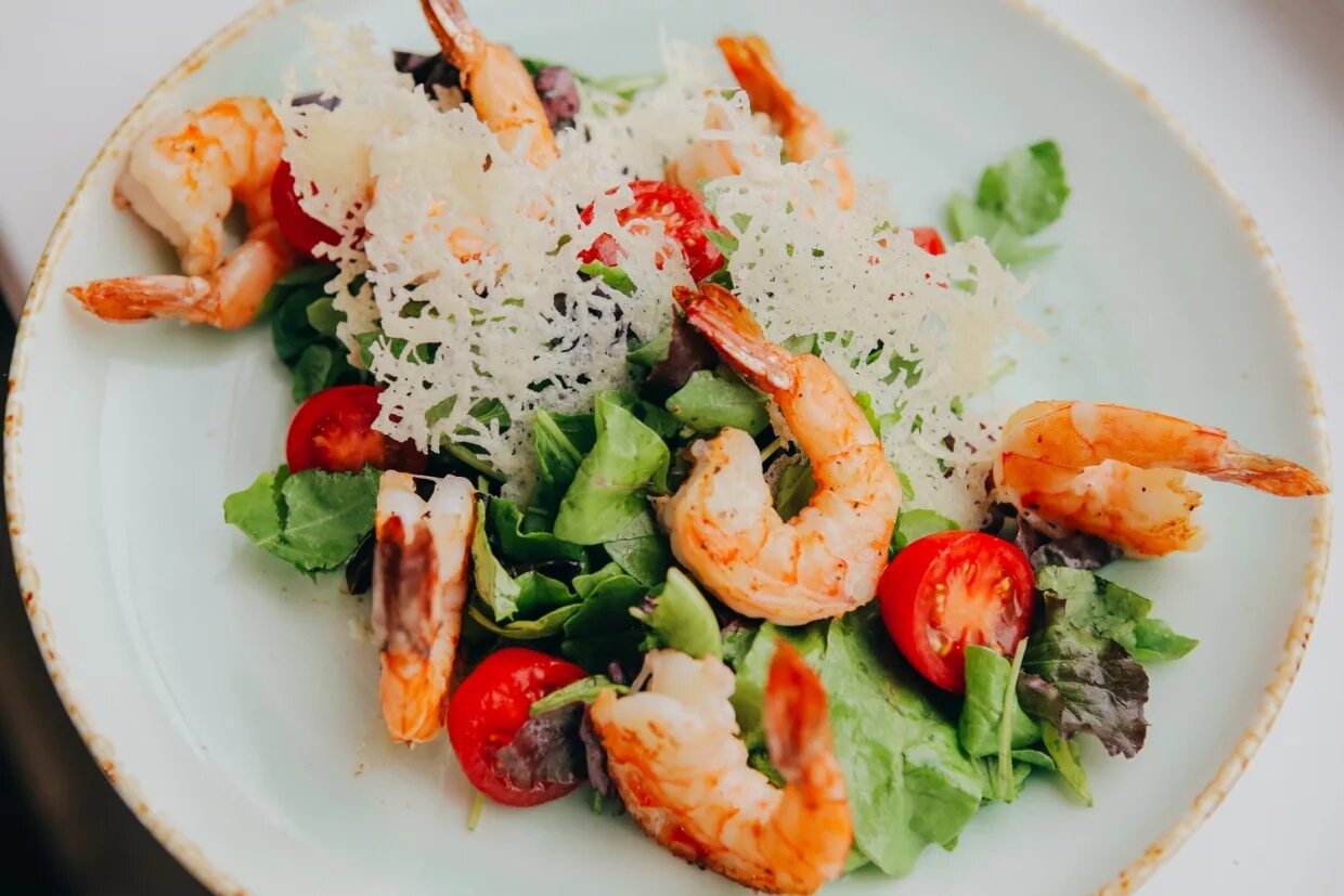 греческий салат с креветками. тигровые креветки на сковороде. тапас с креветками и чатни. креветки скампи. салат с креветками в ананасе от ивлева.