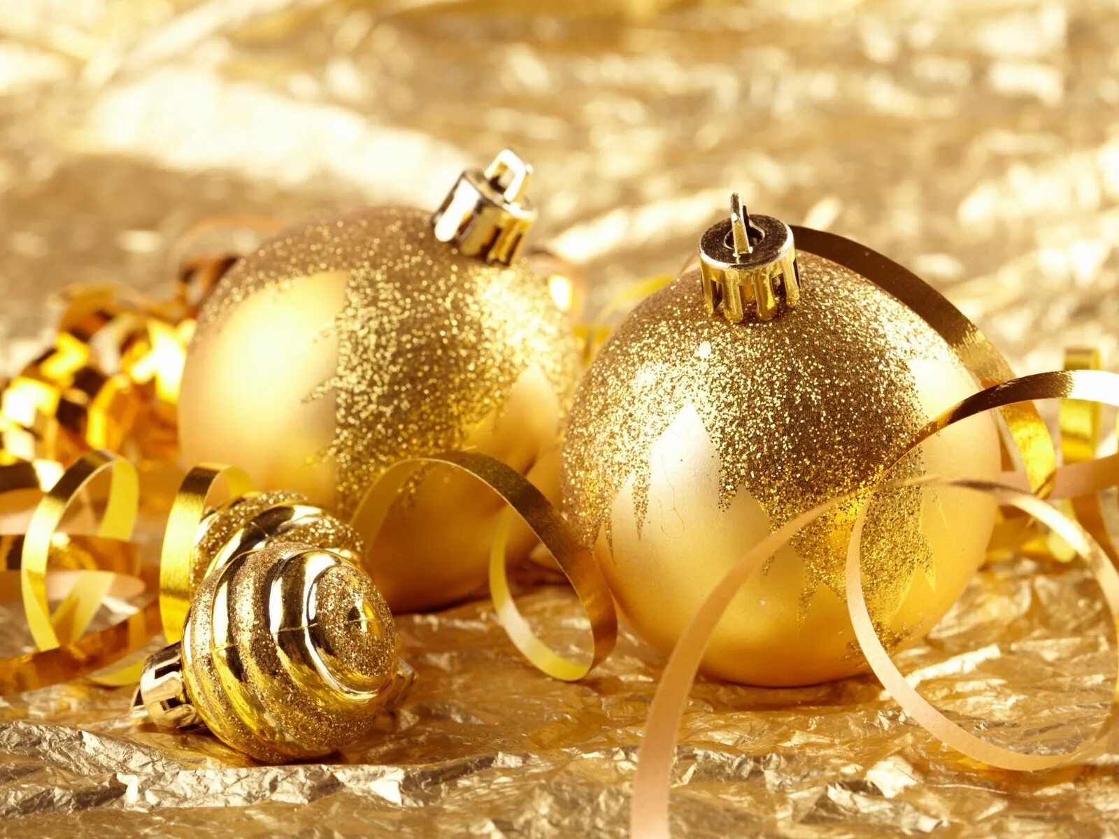 Новогодние картинки на рабочий стол. Красивые новогодние шары. Новогодние шары золотые. Новогодние фотообои.