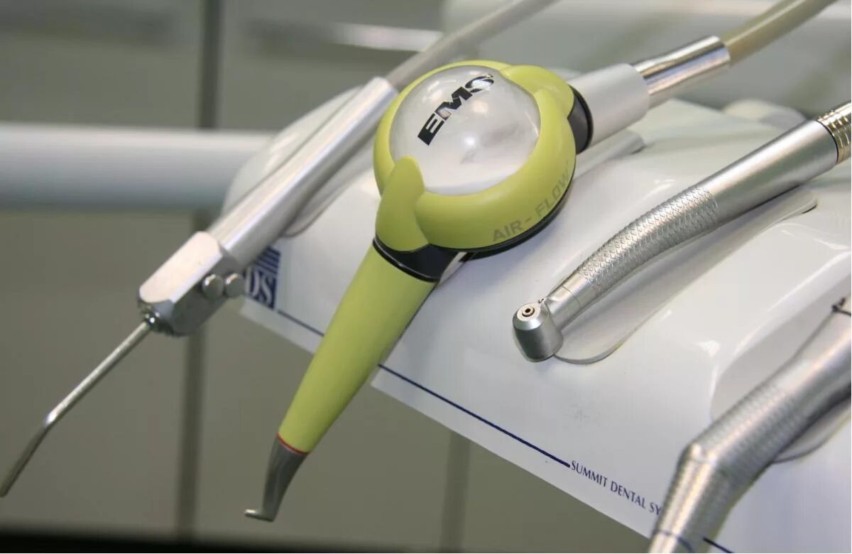 Air flow handy 3. Airflow. Аппарат эйр флоу. Air flow handy 2 наконечник. Аппарат аир флоу стоматология.