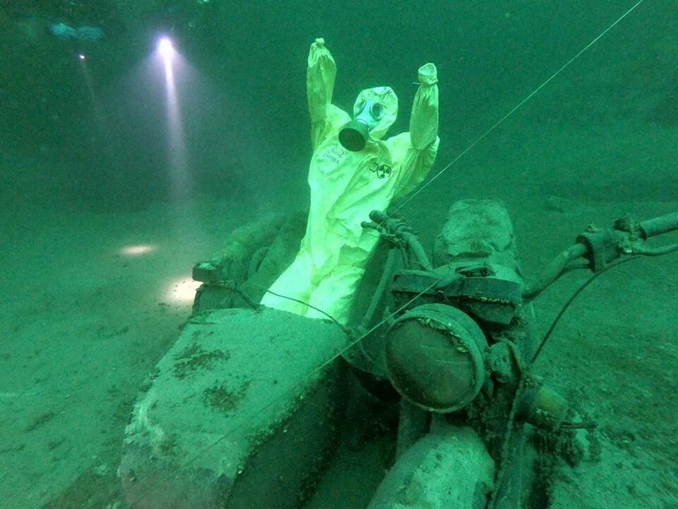 Дно карьера под водой. Подводный музей Тверского карьера. Карьер дно. Днепр утонула