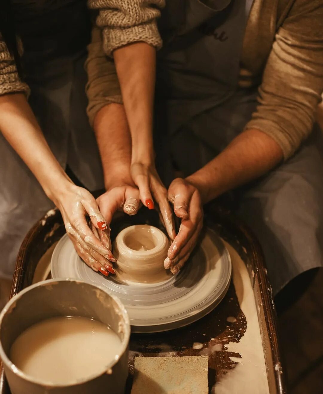 Кулибин казань гончарная мастерская. В гончарной мастерской. Гончарный мастер класс москва для двоих. Свидание в гончарной мастерской. Гончарный мастер класс москва для двоих.