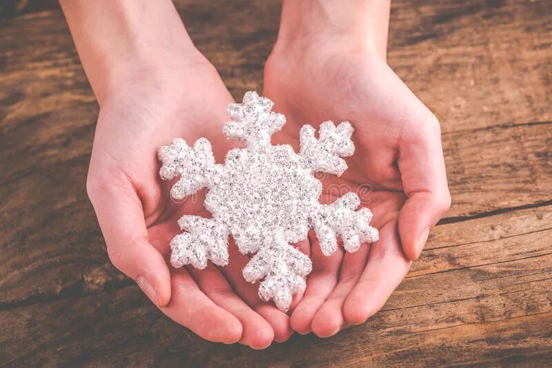 Ребенок ловит снежинки. Снег в ладошках. Снежинка на руке. Растаявшая снежинка. Снег падает на ладонь.