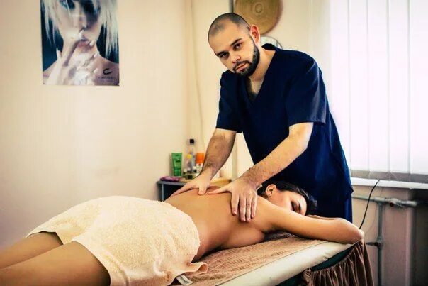 Alexis massage. Кавказский массажист. Массажист реабилитолог. Фотосессия массажиста в студии. Бородатый массажист.