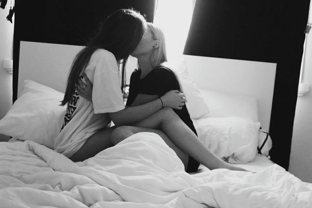 Lesbian 13. Две девушки в кровати. Поцелуи двух девушек в кровати. Подружки в постели. Девушка с девушкой в постели.