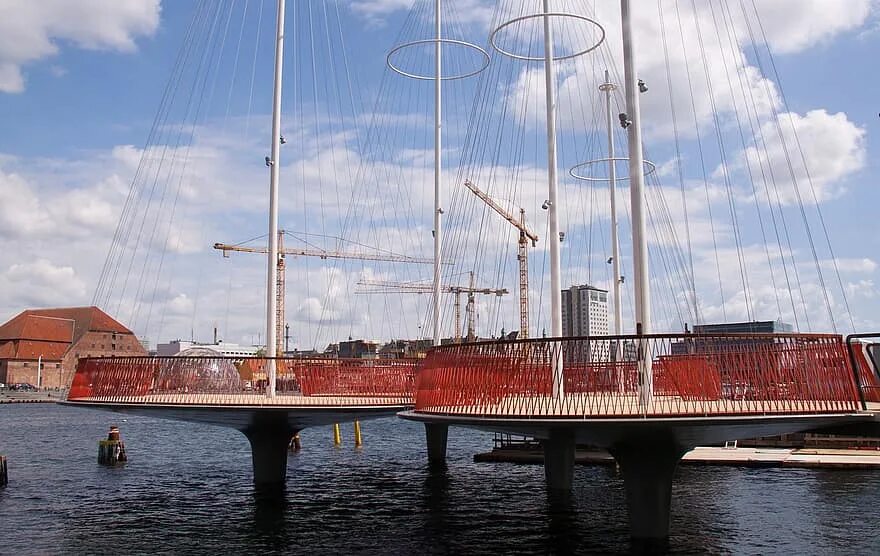 На морской на кольцевой. Круговой мост Копенгаген. Мост Cirkelbroen. Circle Bridge Copenhagen Denmark.