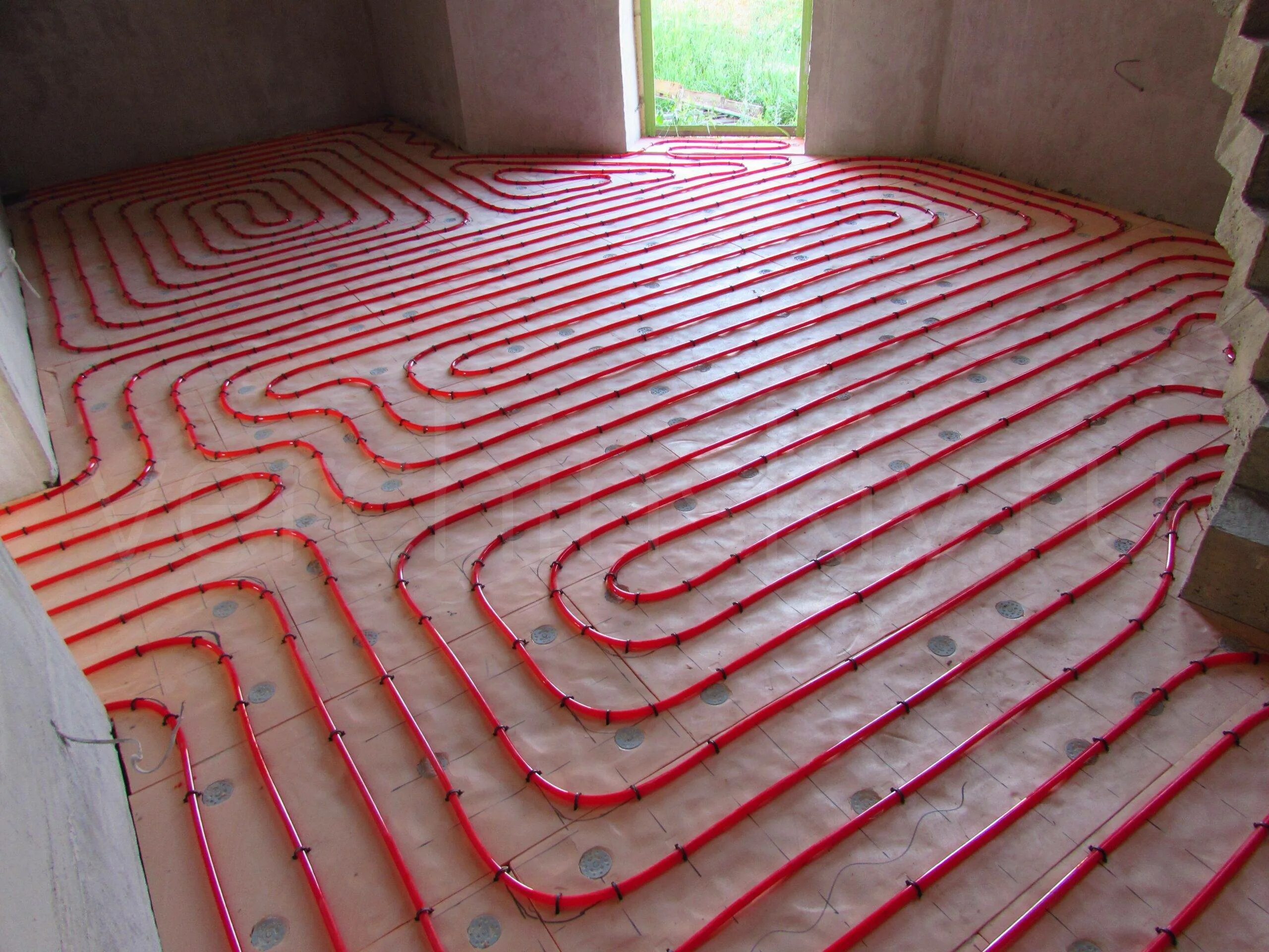Система тёплый пол водяной. Система тёплого пола водяного. Тёплый пол водяной монтаж. Укладка теплых водяных. Монтаж тёплого пола водяного.
