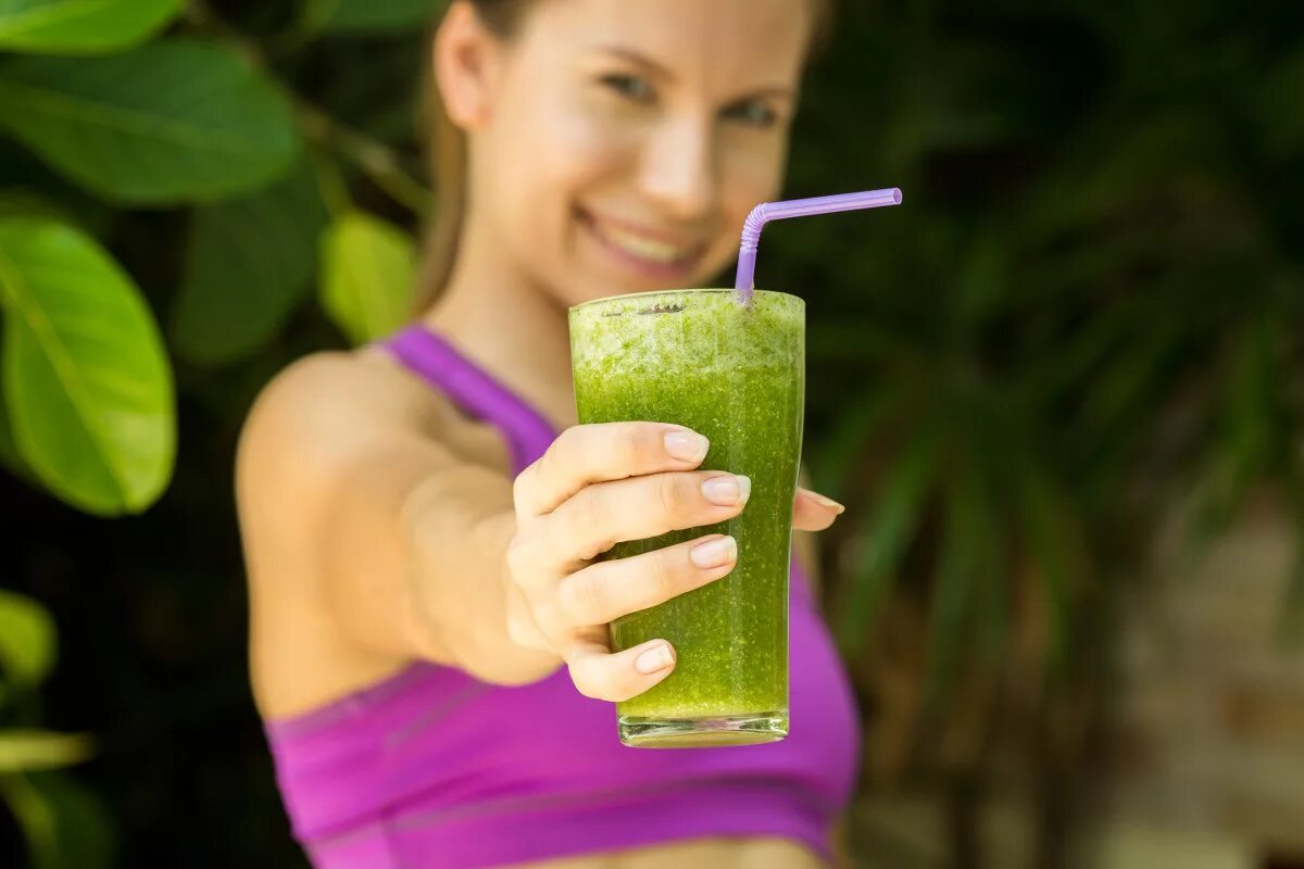 Напитки смузи Smoothie Green. Зелёный смузи детокс. Зелёный коктейль для похудения. Девушка пьет коктейль для похудения. Похудела на смузи