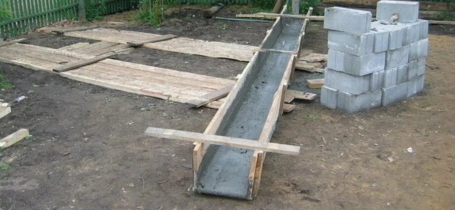 Лоток для приемки бетона из миксера. Деревянный лоток для бетона. Желоб для заливки бетона. Желоб для бетона из досок. Желоб для заливки бетона.