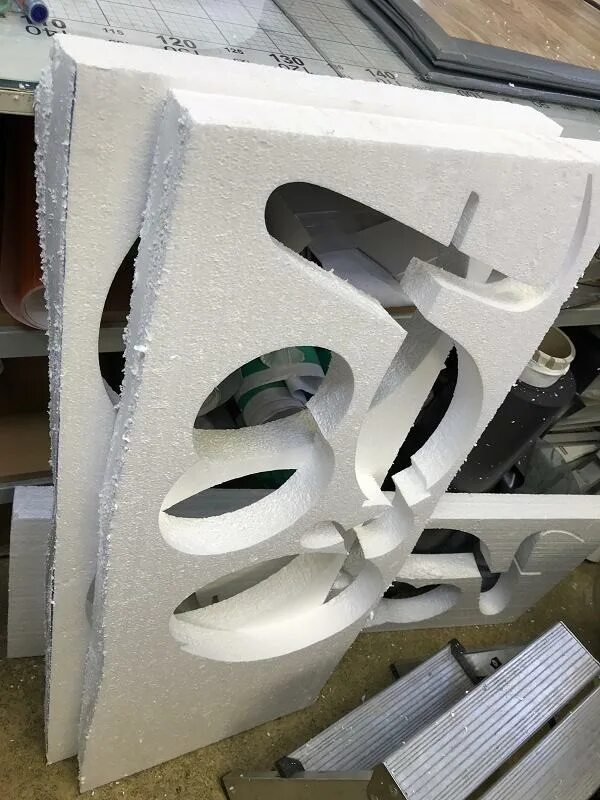 Машина для резки пенопласта. Оборудование для резки пенопласта cutter. Резка полистирола. Резка полистирола. Фасадный декор пенопласт.