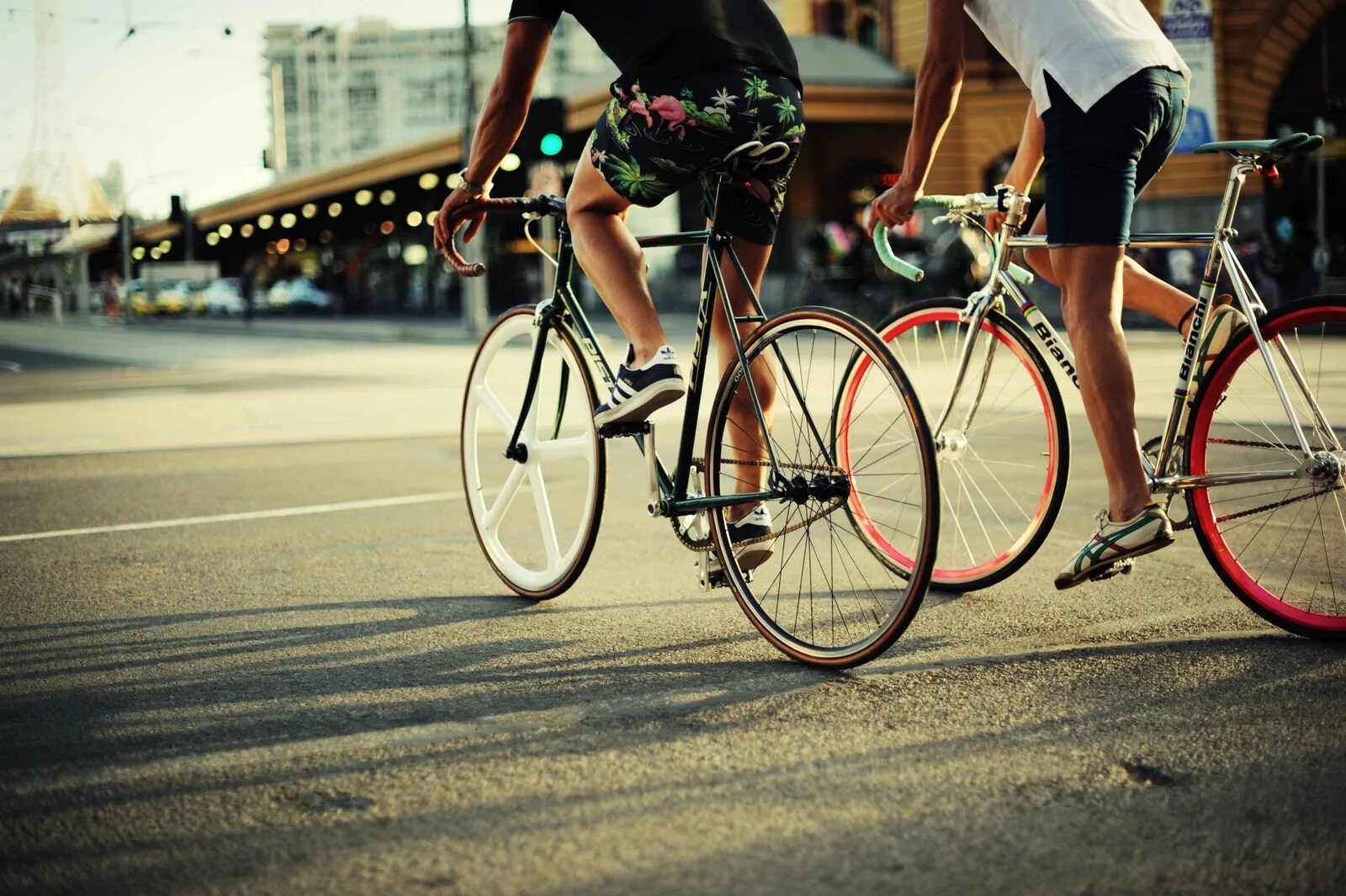 Velo. Велосипед. Велосипедист в городе. Велосипед в городе. Красивый велосипедист.