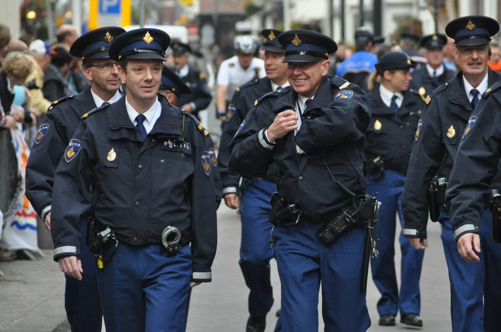 Фото полицейского. Полиция Нидерландов. Полиция Голландии. Голландская форма полиции. Форма полиции Нидерландов.