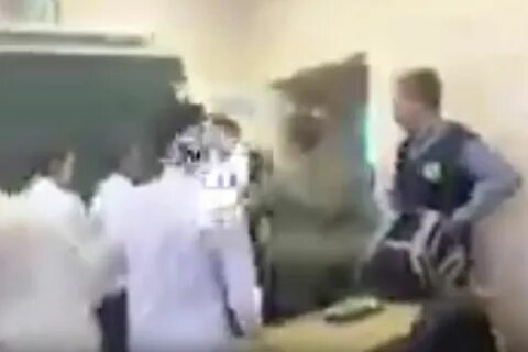 Школьники нападают