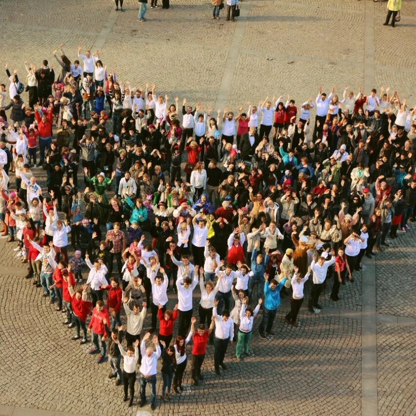 600 человек на одном фото. последние события в москве. полиция в перми митинг. митинг в праге. 600 человек.