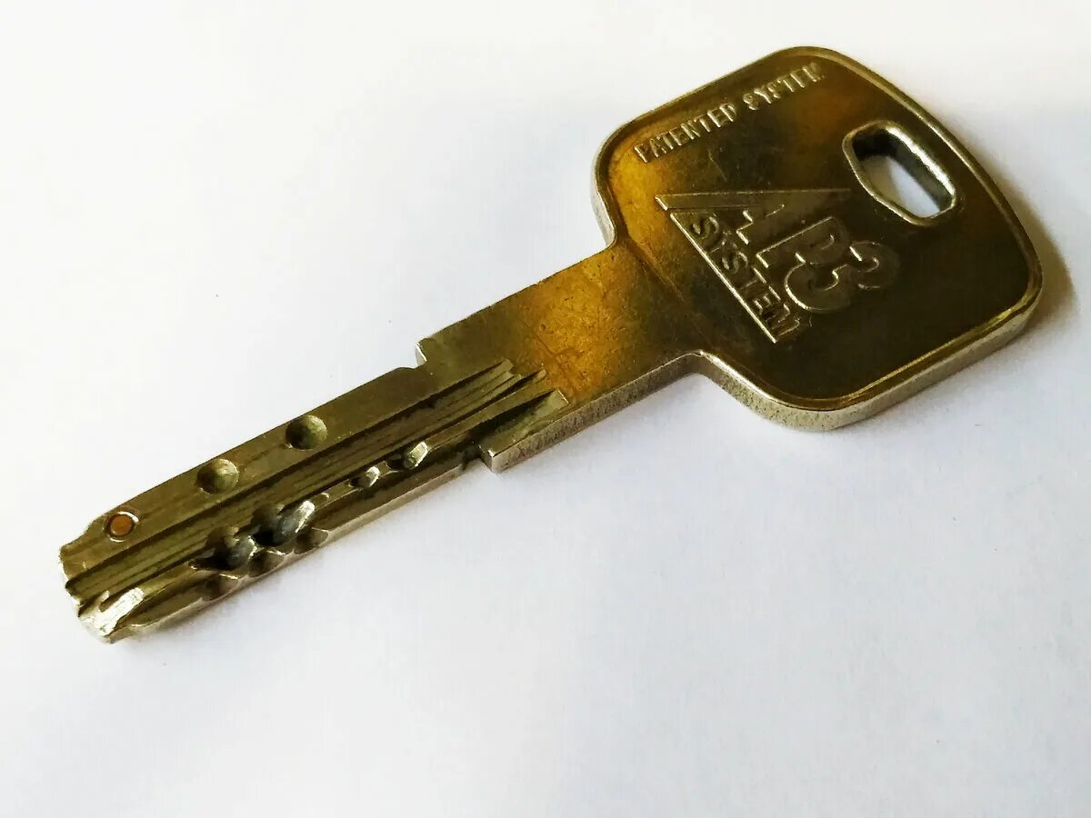 Дубликат ключей на автомобиль рядом. Ключ дверной. Kr-61 gv дубликат ключа. Ключ вертикальный дверной. Копия ключа от двери.