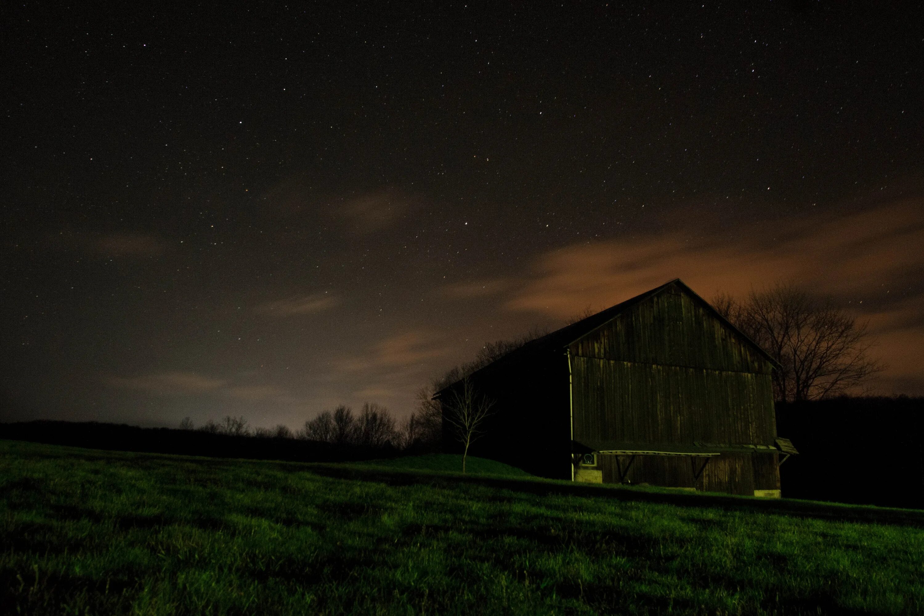 Dark farms. Ночь в деревне. Ночное небо в деревне. Деревенский дом ночью. Звездное небо в деревне.