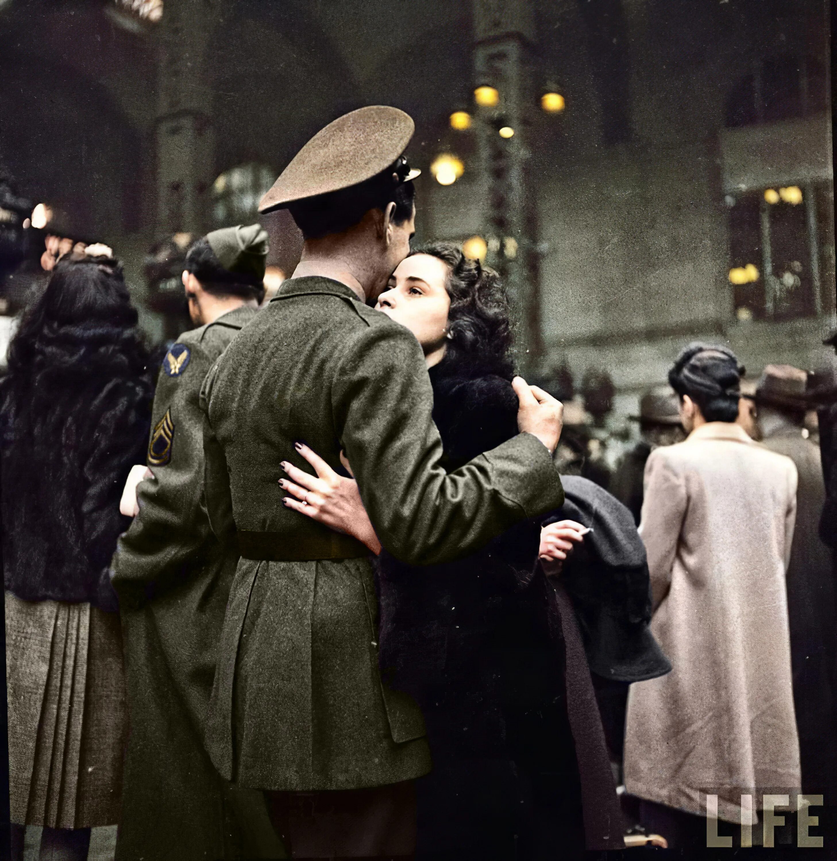 Провожает старый. Прощание влюбленных на пенсильванском вокзале в 1943. прощание. пара на войне. провожает на фронт любимого.