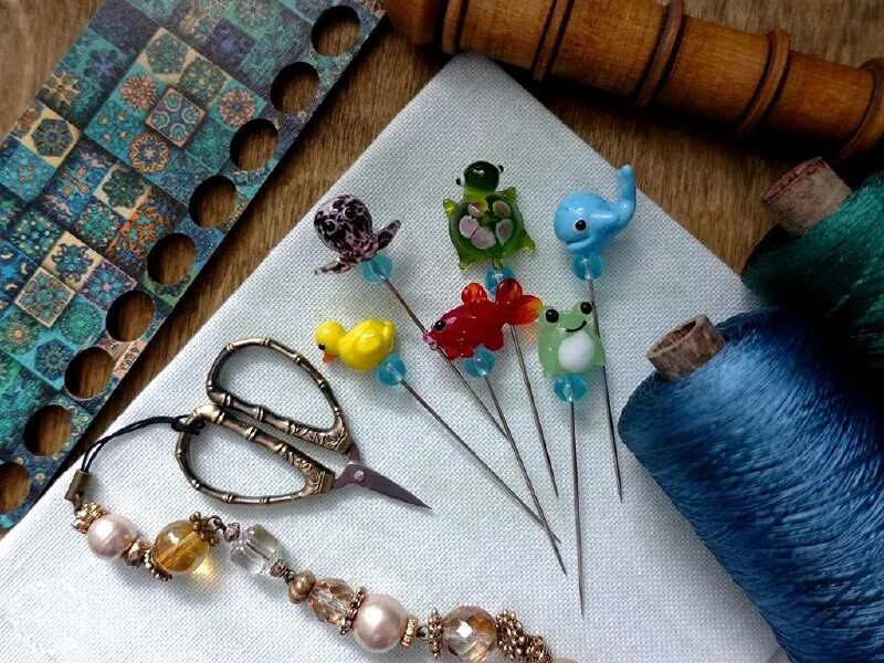 значки коллекционирование. фурнитура для пин значка. коллекция пинов. коллекция пин значков. держатель для значков на стену.