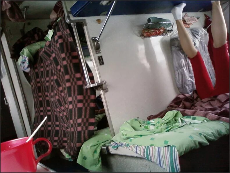 Как закрыть плацкарт. Плацкарт в поезде. Занавески в плацкартном вагоне. Штора для плацкартного вагона. Простынь в поезде.