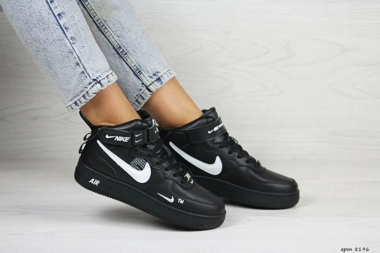Кроссовки на весну найк. Кроссовки найк чёрные высокие air force. nike чёрные аир форсе. кроссовки женские nike air черные. кроссовки найк аир черные женские кожаные.