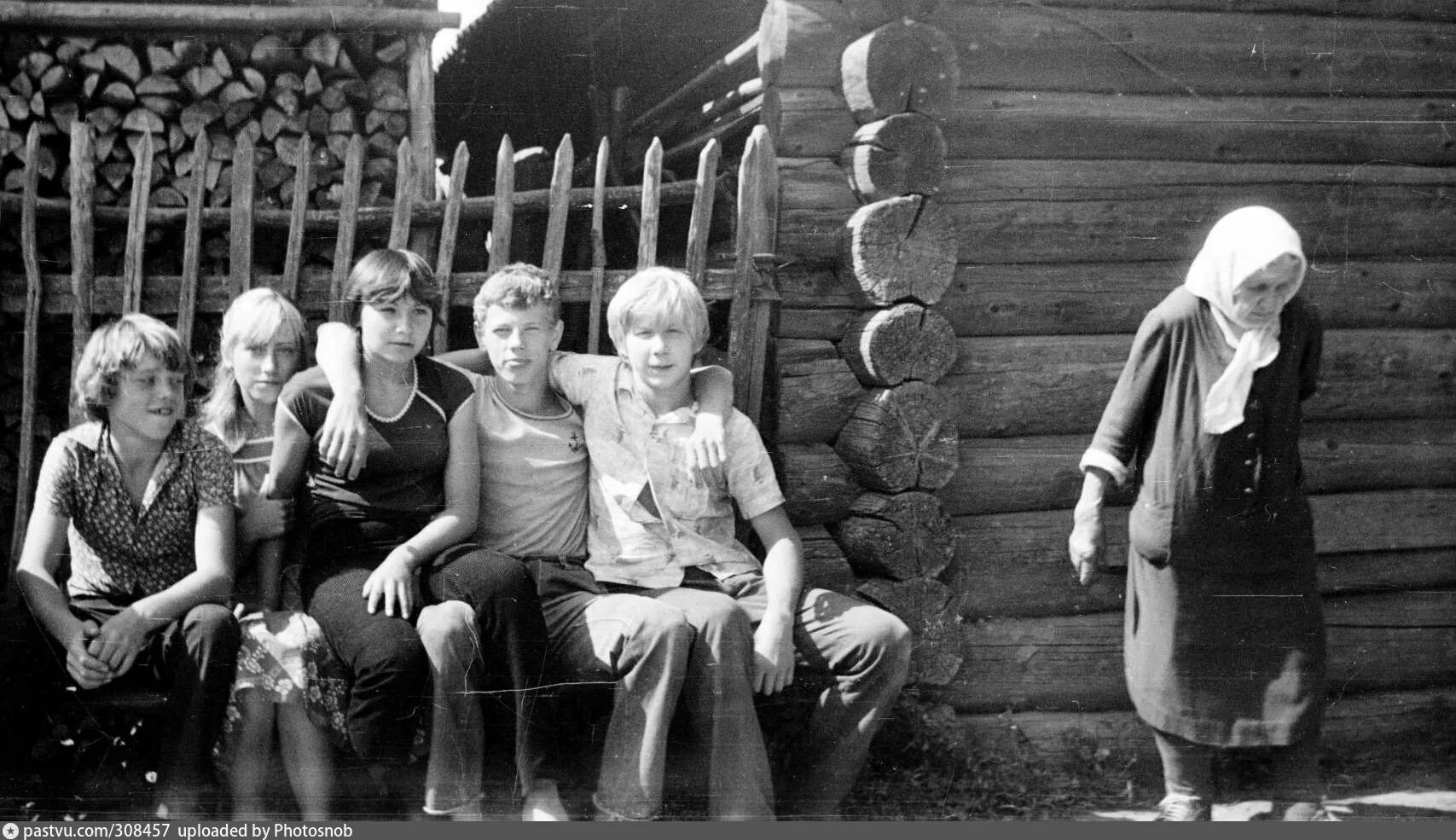 Под наши старые фотки. Советская деревня. Дети СССР В деревне. Советская деревенская семья. Советские Деревенские бабушки.