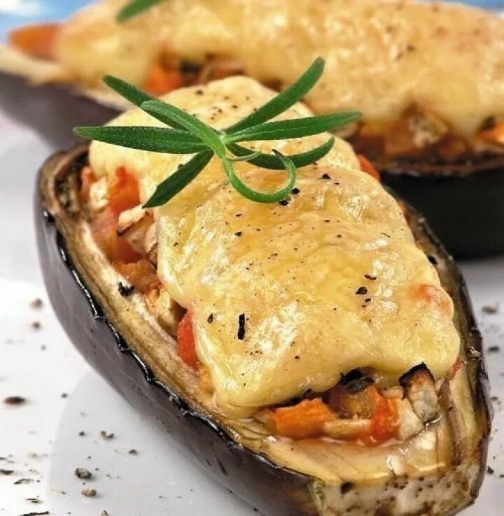 Куриные грудки баклажаны. Начинённые баклажаны. баклажаны с сыром. баклажаны фаршированные сыром. баклажаны лодочки.