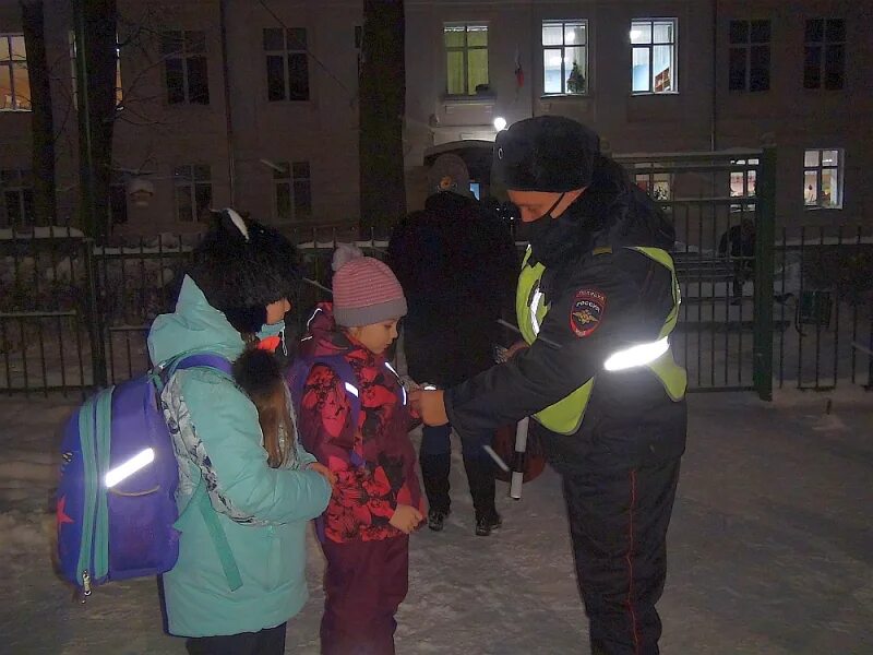 В школах детям раздают. Полиция Юрьев польский сотрудники ДПС.