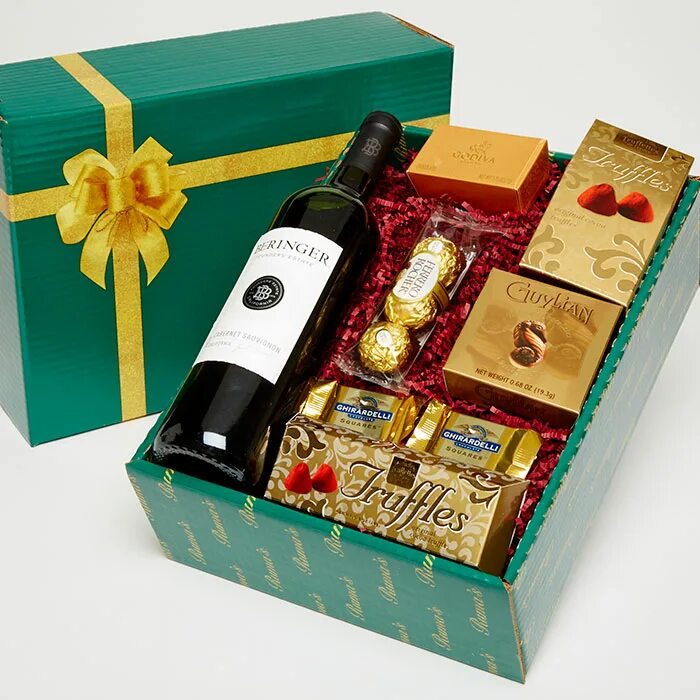 Сувенирной вино. Подарочный набор с вином и конфетами. Подарочный бокс с вином. Вино в подарок. Подарочные боксы с вином и конфетами.