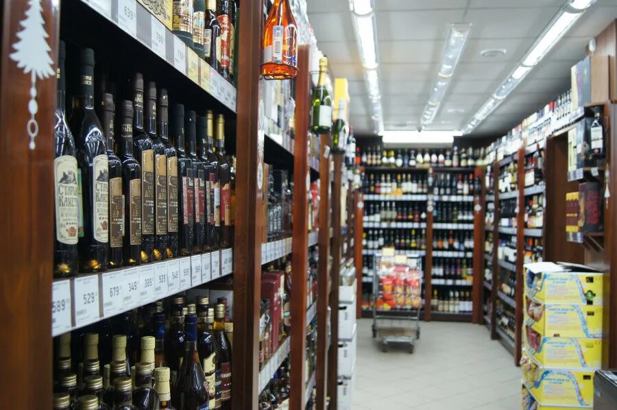 Алкомаркет москва. Алкомаркеты работают. Полки алкогольной продукции. Алкомаркет на w. Алкомаркет казахстан.