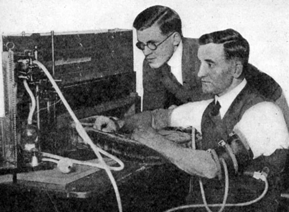 Первый детектор лжи. Джон Ларсон полиграф. Джон Августус Ларсон. 1921 Год детектор лжи – Джон а. Ларсен (США). Полиграф 1921.