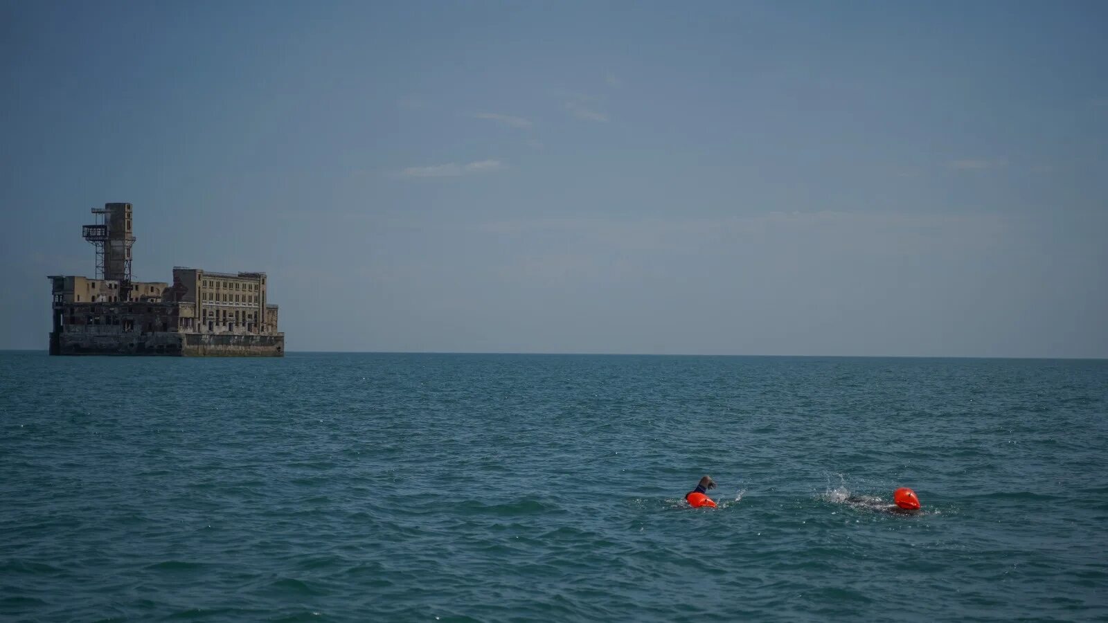 Вагоны в море в каспийске. Каспийское море в каспийске дагестан. Каспийское море махачкала пляж. Каспийское море дагестан избербаш. Восьмой цех завода «дагдизель», каспийск.