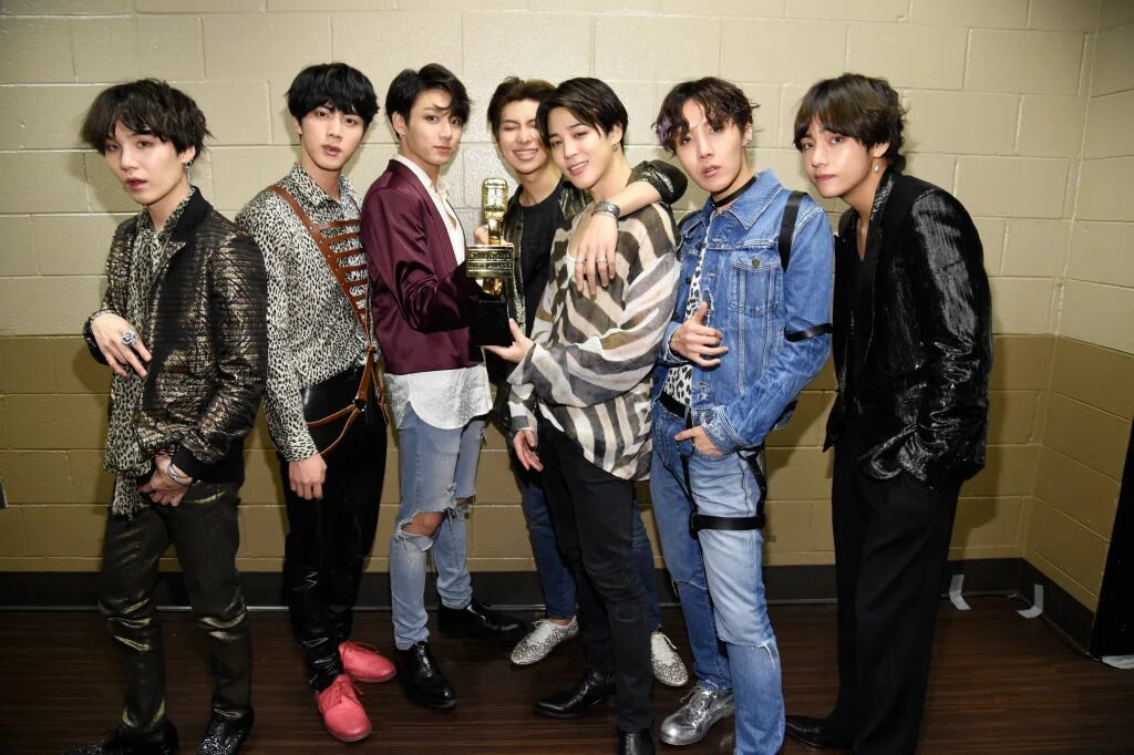 Bts 2018. Mr-x китайская группа. Got7 южнокорейский бойз-бенд. Бтс. Arashi японский музыкальный коллектив.