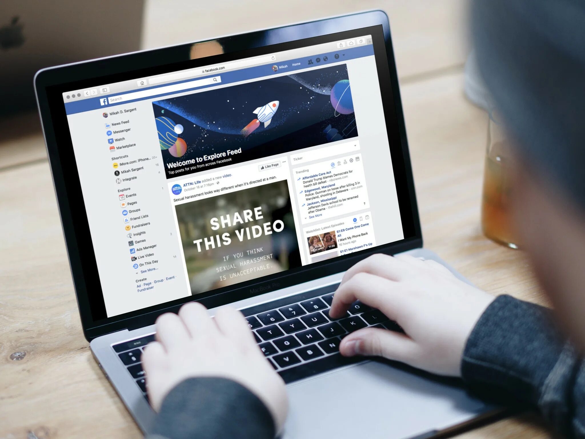 Пост post. Facebook Post. Пост в Фейсбук дизайн. Мокап поста в ВК. MACBOOK Facebook ads.