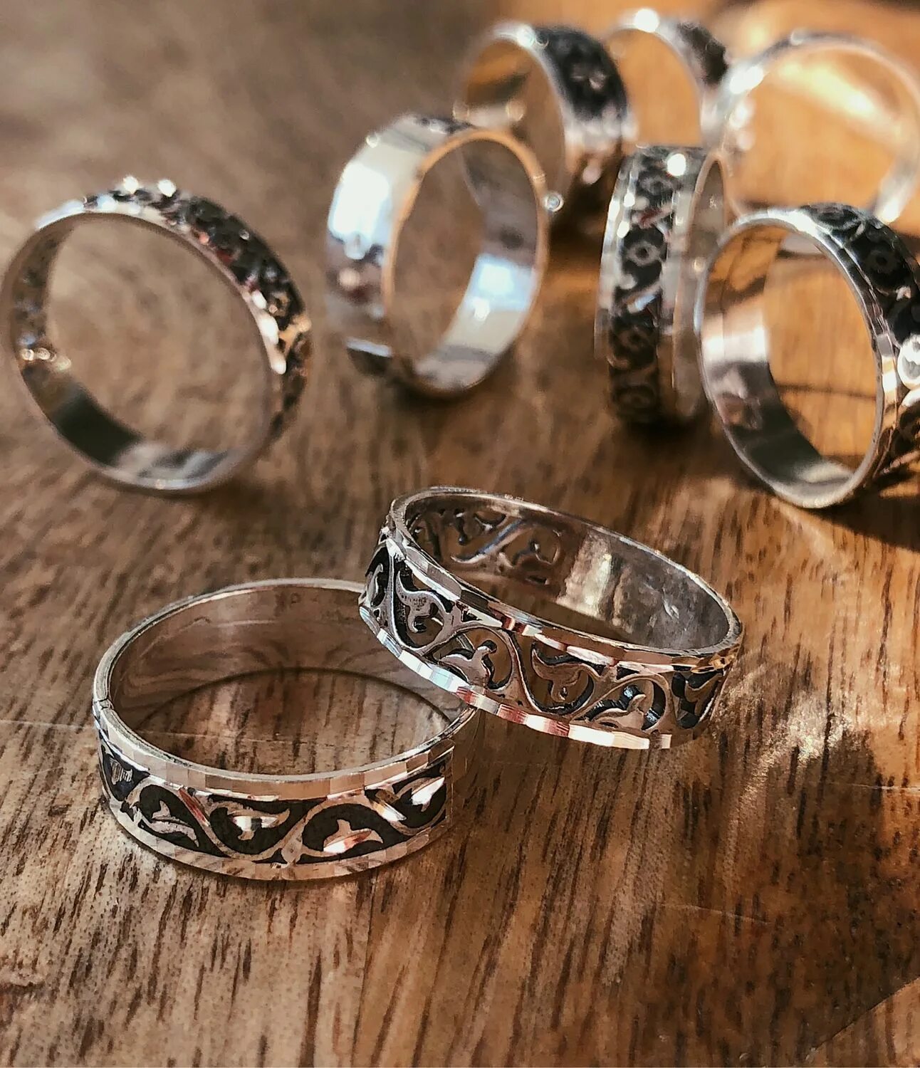 Кольца купить тольятти. Красивые кольца. Серебряное обручальное кольцо. Обручальные кольца серебро. Необычные обручальные кольца из серебра.
