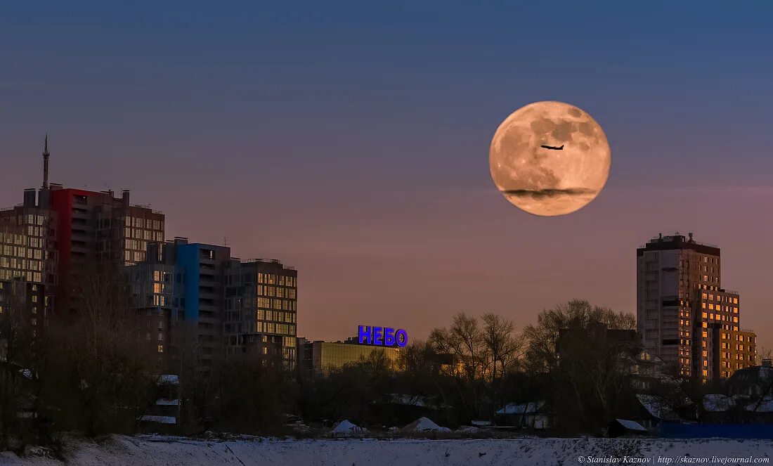 Луна была красивая. Луна Ставрополь. Огромная Луна. Большая Луна в Москве. Луна над городом.