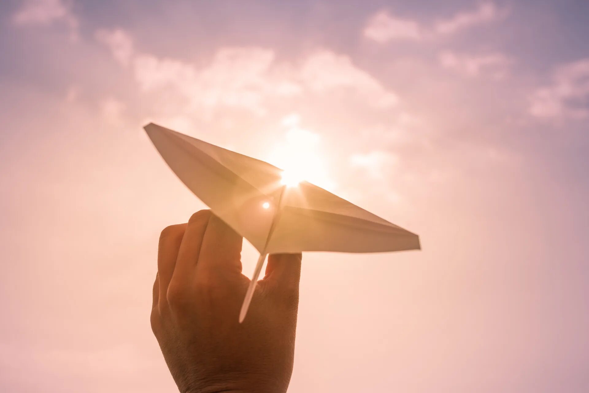 Мечтайте осторожнее. Бумажный самолетик. Запуск бумажных самолетиков. Бумажный самолетик в небе. Люди запускают бумажные самолеты.