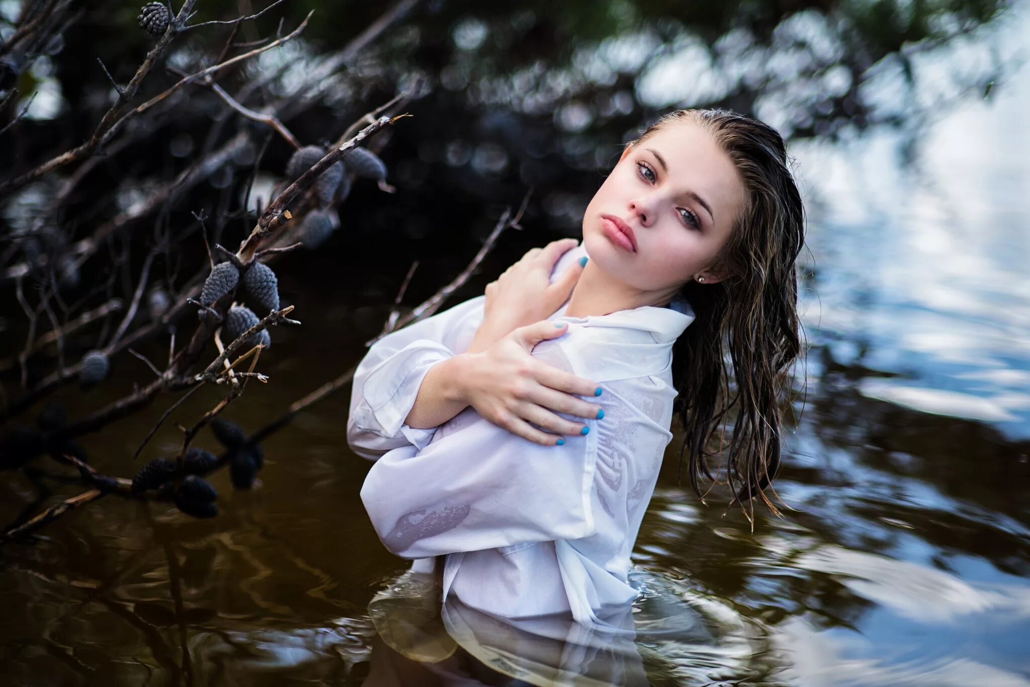 Кристофер Ранкин. Девушка в воде. Фотосессия в воде. Фотосессия в воде в рубашке. Красивые девушки река