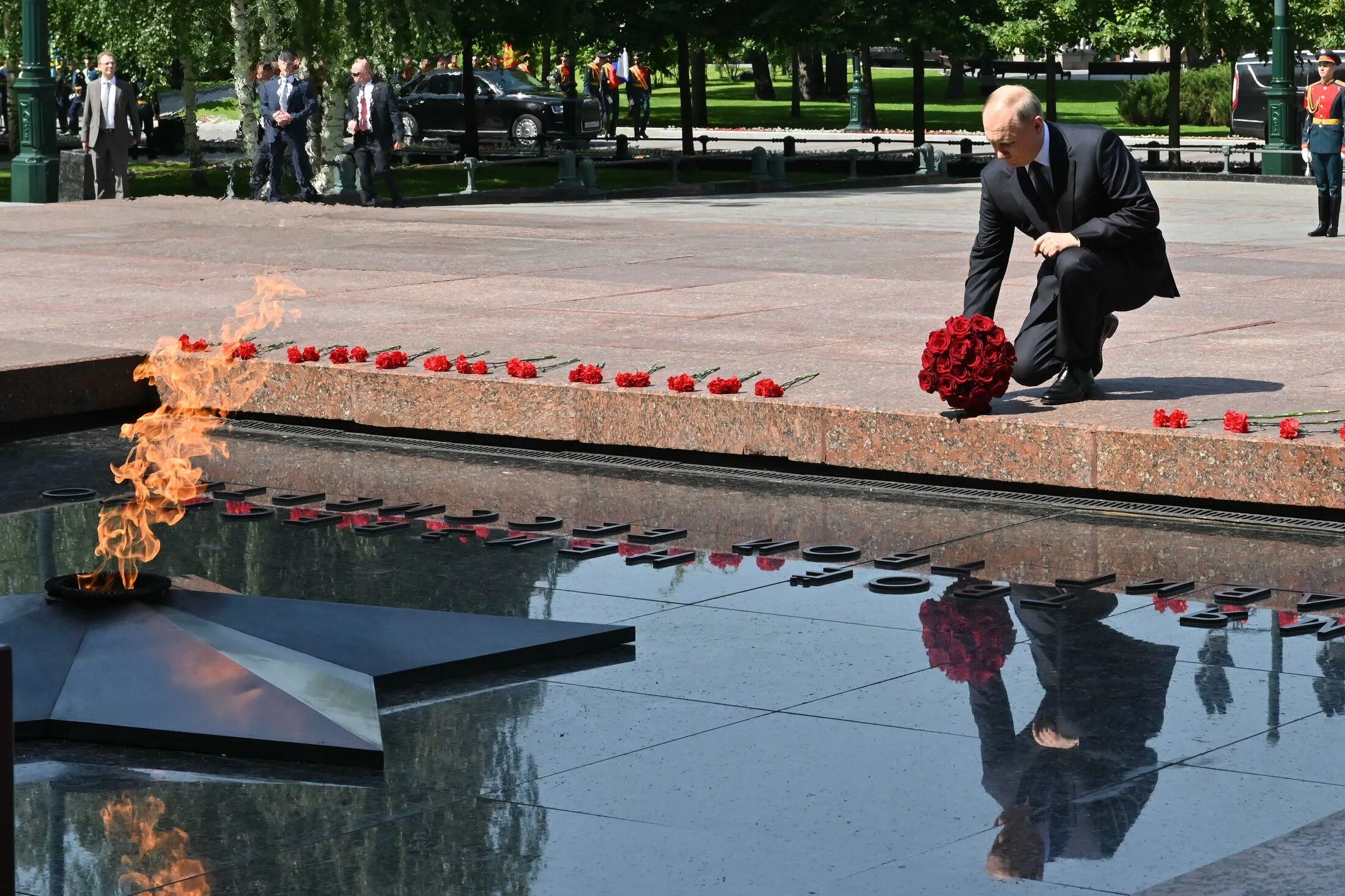 Песня вечный огонь над могилой. Москва вечный огонь могила неизвестного солдата. Возложение цветов к могиле неизвестного солдата. Возложение цветов к могиле неизвестного солдата в Москве.