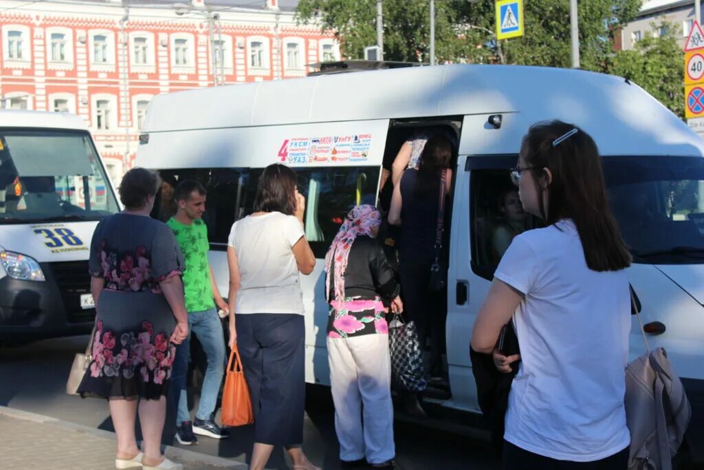 Работу верхняя терраса. Общественный транспорт Ульяновск. Транспортник Ульяновска. Толпа в автобусе. Общественный транспорт администрация Ульяновска.