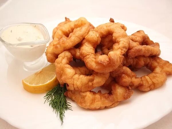 Кальмары в кляре. Кольца кальмара с овощами. Кальмары в кляре. Жареные кальмары в кляре. Закуски в кляре.