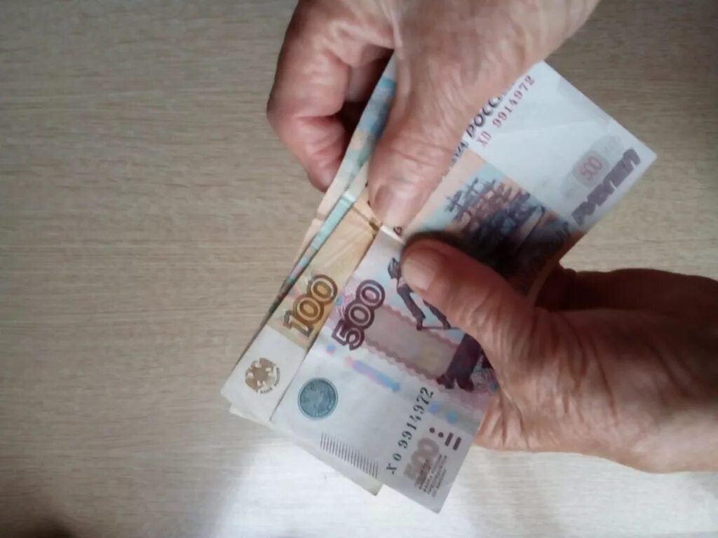 700 Рублей. Семьсот рублей в руках. Оплата 700 рублей. 700 Рублей фото.