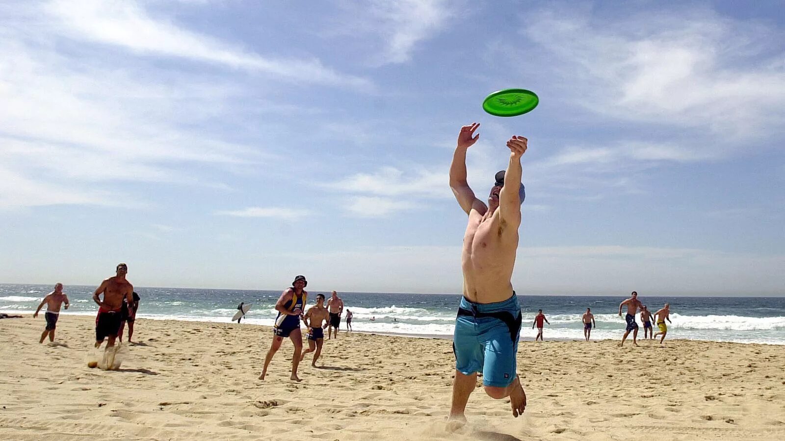 Beach activities. Отдыхать на море. Спортивные тела на пляже фрисби. Beach activities. Волейбол на пляже.