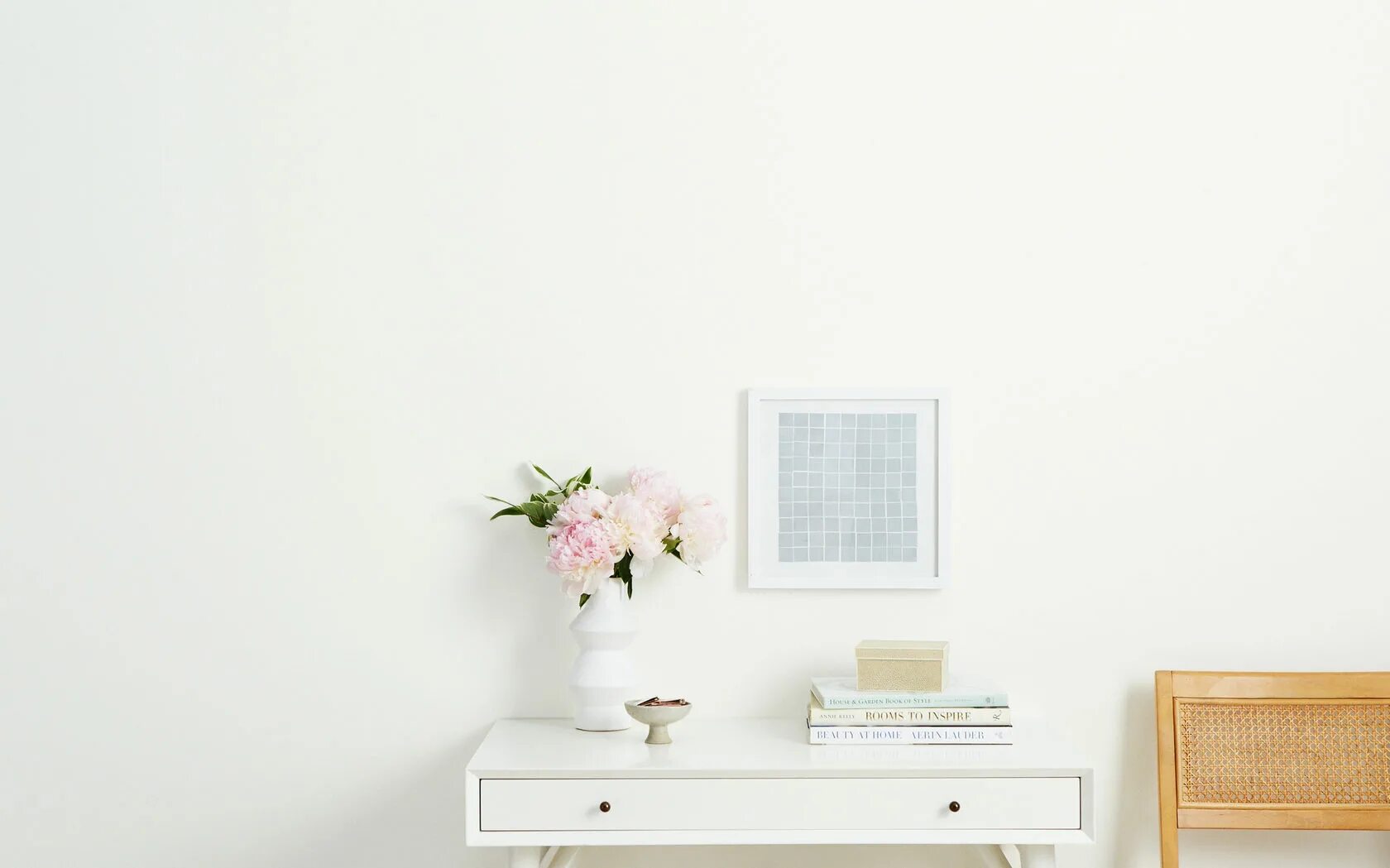 Closed figures. Белая стена фон. Simple close. Паст симпл 2 форма. Офисный фон.