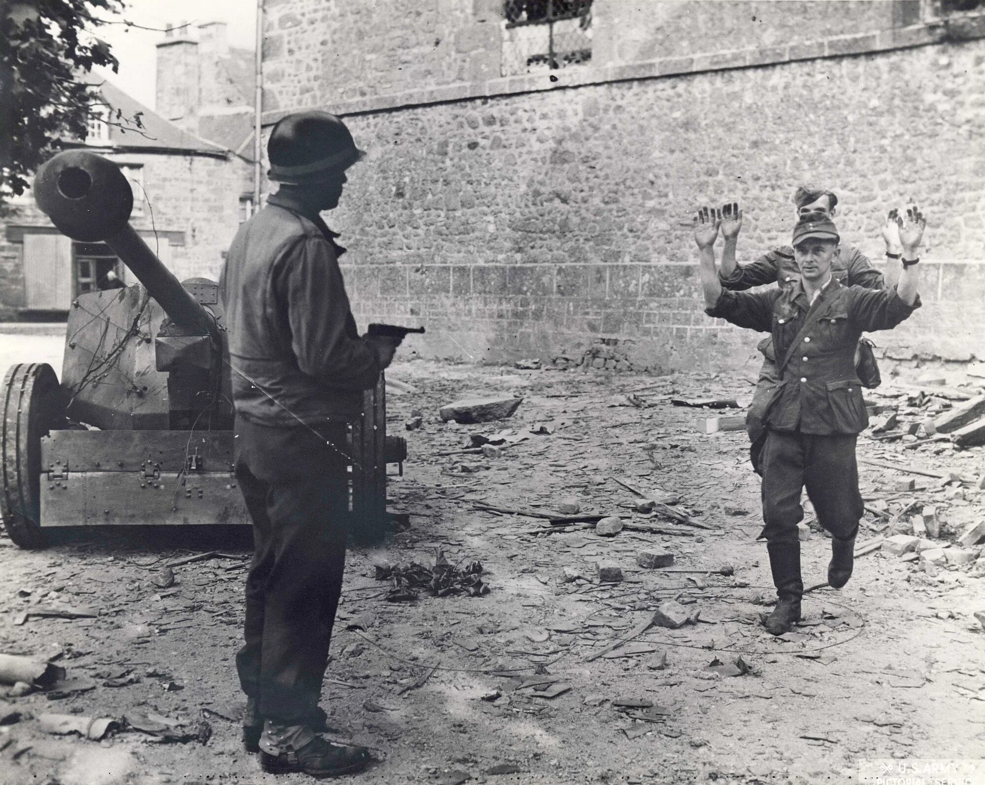 Фотографии второй мировой войны. Солдат вермахта Нормандия 1944. Вермахт солдаты с пистолетом Люгер. Немецкие солдаты вермахта в 1944. Вторая мировая война пленные немцы.