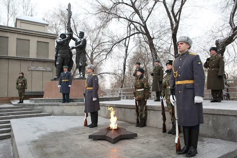 Защитники отечества красноярск телефон. Возложение цветов в день защитника отечества. Защитники отечества красноярск телефон. Защитники отечества красноярск телефон. Защитники отечества фото.