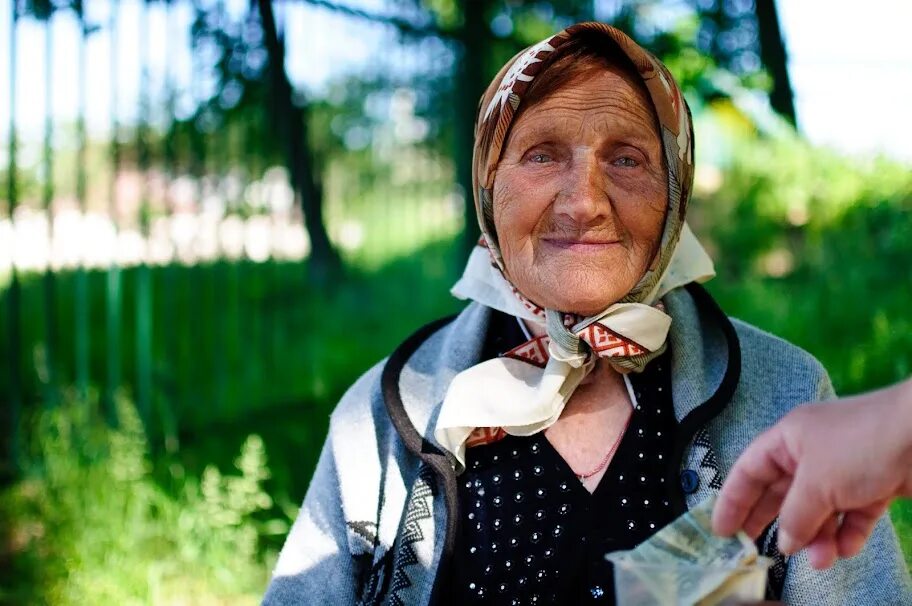 Статья про бабушку. Старушка в нищете. Бездомные старики ищут жилье в якутске. Бездомные женщины ищут жилье. Старушка в доме престарелых.